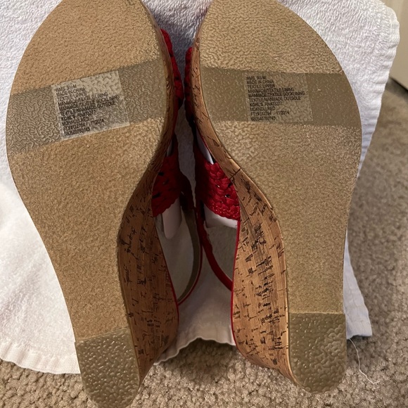 ๐ธ๐ธNIB Mudd Red Platform Sandals ๐ธ๐ธ - Picture 4 of 6